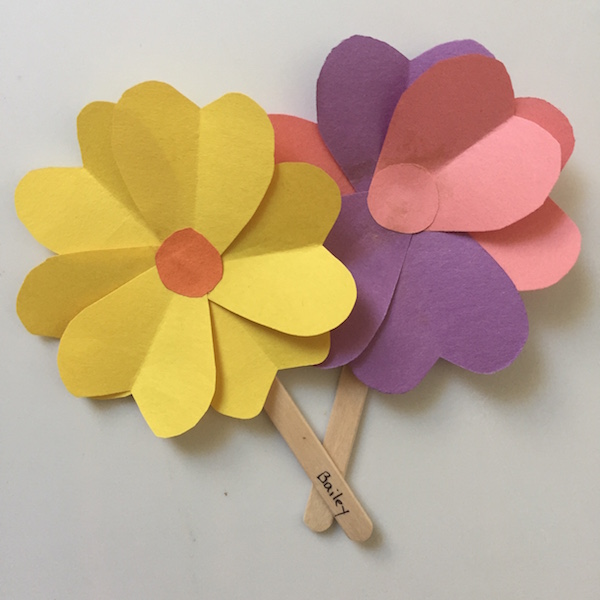 This flower craft with heart shapes is easy for preschool and kindergarten.